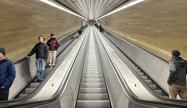 Stanice metra Jiřího z Poděbrad bez reklam