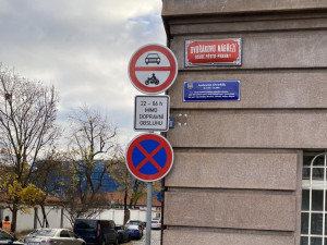 Praha zrušila noční zákaz vjezdu do části Starého Města, podle Ryvoly ale značky stále platí