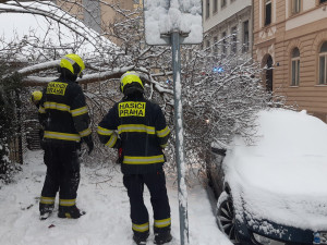 Napadaný sníh přidělává práci hasičům i záchranářům