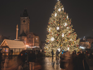 VIDEO: Vánoční strom na Staroměstském náměstí svítí, trhy jsou zahájeny