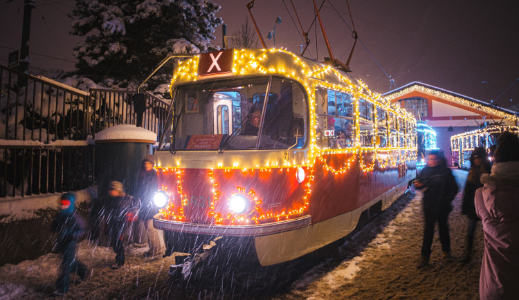 Pražské ulice budou od tohoto víkendu brázdit vánočně nastrojené tramvaje a autobusy