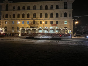 Pražské ulice budou od tohoto víkendu brázdit vánočně nastrojené tramvaje a autobusy