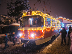 Pražské ulice budou od tohoto víkendu brázdit vánočně nastrojené tramvaje a autobusy