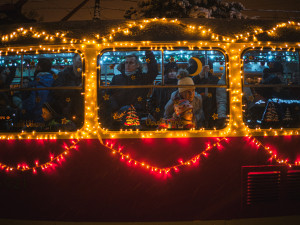 Pražské ulice budou od tohoto víkendu brázdit vánočně nastrojené tramvaje a autobusy