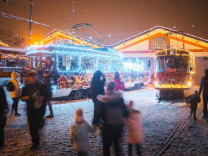 Pražské ulice budou od tohoto víkendu brázdit vánočně nastrojené tramvaje a autobusy