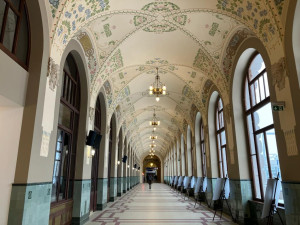 Inspiraci pro „Abú Prahí“ lze hledat v původní Fantově budově, tvrdí zastánci nového návrhu na podobu Hlaváku