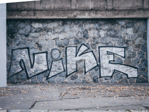 Praha 1 se rozhodla odstraňovat graffiti po svém, neřeší správce poničeného majetku