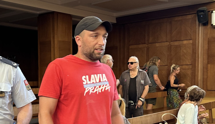 VIDEO: Dezinformátor Tomáš Čermák už je v Česku. Policejní kolona ho eskortuje do věznice