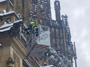 Hasiči odstraňují rampouchy. Jen na veřejných budovách, upozorňují