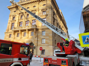 Hasiči odstraňují rampouchy. Jen na veřejných budovách, upozorňují