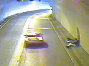 VIDEO: Muž bez domova se před mrazem skrýval v Letenském tunelu. Nohy měl v silnici a byl podchlazený