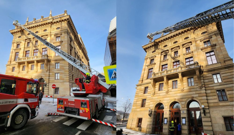 Hasiči odstraňují rampouchy. Jen na veřejných budovách, upozorňují