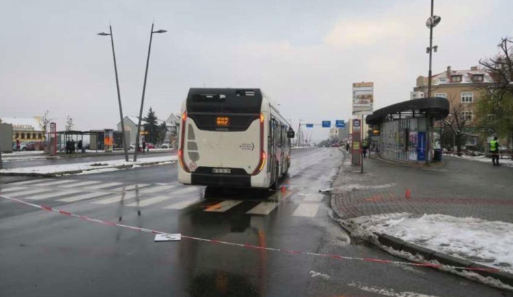 Řidič autobusu na drogách srazil seniorku na přechodu. Hrozí mu čtyři roky ve vězení