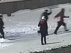 VIDEO: Namol opilý mladík utíkal z metra před strážníky. Nadýchal tři a půl promile a skončil na záchytce