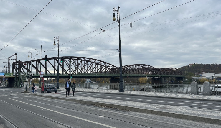 Správa železnic omezí provoz na výtoňském mostě. Tisíce lidí vystoupí místo hlavního nádraží na Smíchově