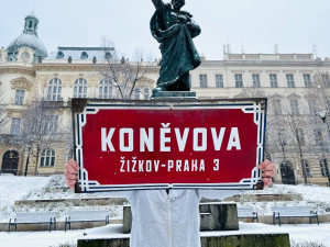 Lidé v dražbě bojují o cedule z Koněvovy ulice. Za kus plechu nabízejí desetitisíce