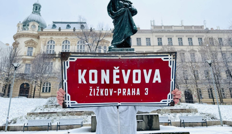 Lidé v dražbě bojují o cedule z Koněvovy ulice. Za kus plechu nabízejí desetitisíce