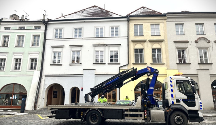 Odtahová služba už úřaduje, na Velkém náměstí v Hradci ubylo teď parkovacích míst