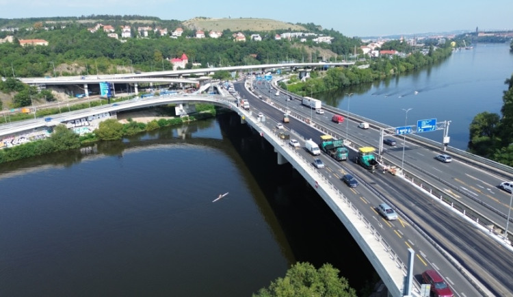 Silničáři zvažují, že dokončí opravu Barrandovského mostu už v příštím roce