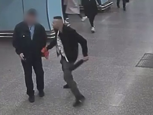 VIDEO: Muž v metru vytáhl na revizory mačetu. Vyhrožoval, že je pobodá