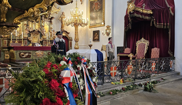 Lidé se loučí se Schwarzenbergem. Přispívají Ukrajině na obranu proti Rusku, jak si přál