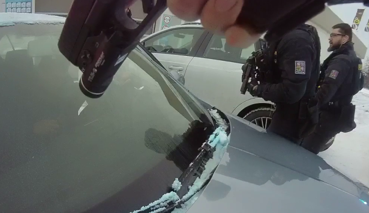 VIDEO: Řidič si chtěl rozmrazit auto nastartováním. Hned mu ho ukradli