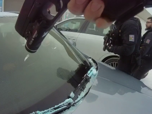 VIDEO: Řidič si chtěl rozmrazit auto nastartováním. Hned mu ho ukradli
