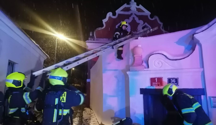 Historický statek v Bohnicích poškodil noční požár. Komunitní centrum ruší program