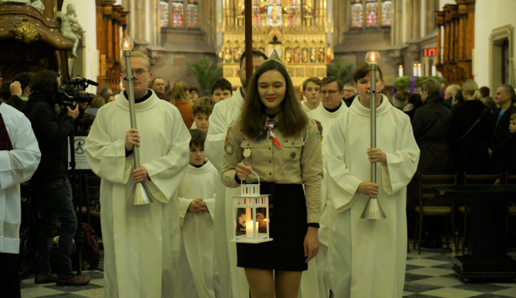 Betlémské světlo přiletí z Rakouska. Přijít si pro něj budou moci i Pražané