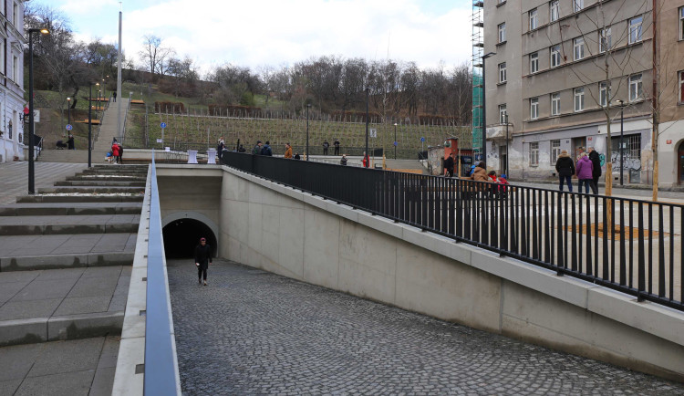 Otevřelo se opravené Tachovské náměstí na Žižkově. Chlubí se novým majákem