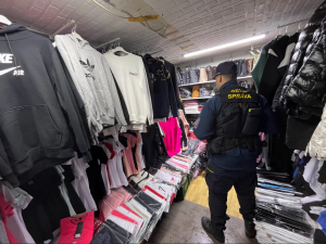 VIDEO: Nebezpečná pyrotechnika, padělky, neoznačené maso. Kontrola v Sapě odhalila přestupky za miliony