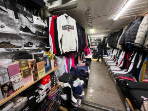 VIDEO: Nebezpečná pyrotechnika, padělky, neoznačené maso. Kontrola v Sapě odhalila přestupky za miliony