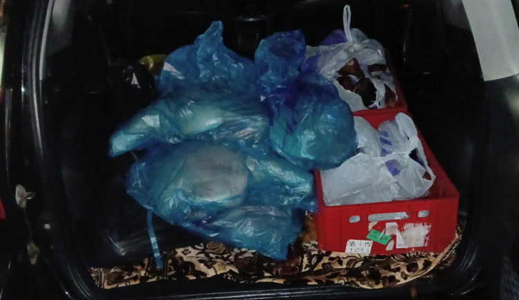 Maso prodávali přímo z kufru auta.