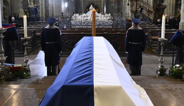 Lidé vybrali při loučení se Schwarzenbergem dva miliony korun na pomoc Ukrajině