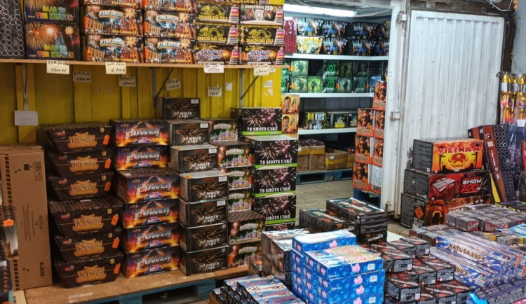 VIDEO: Nebezpečná pyrotechnika, padělky, neoznačené maso. Kontrola v Sapě odhalila přestupky za miliony