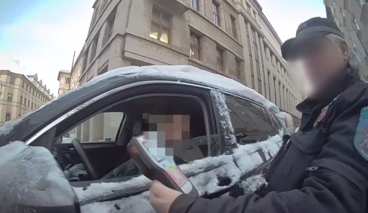 VIDEO: Opilý řidič usnul v křižovatce, probudili ho až strážníci