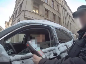 VIDEO: Opilý řidič usnul v křižovatce, probudili ho až strážníci