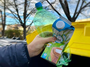 Lidé v Praze mohou nově házet nápojové kartony do kontejnerů na plasty