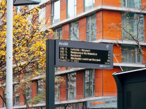 Na vybraných zastávkách jsou nově cedule s přesným časem odjezdu. Přibude jich ještě 150