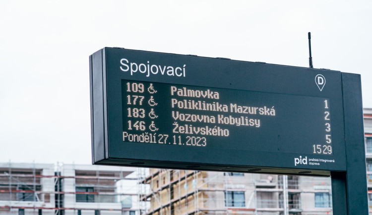 Na vybraných zastávkách jsou nově cedule s přesným časem odjezdu. Přibude jich ještě 150