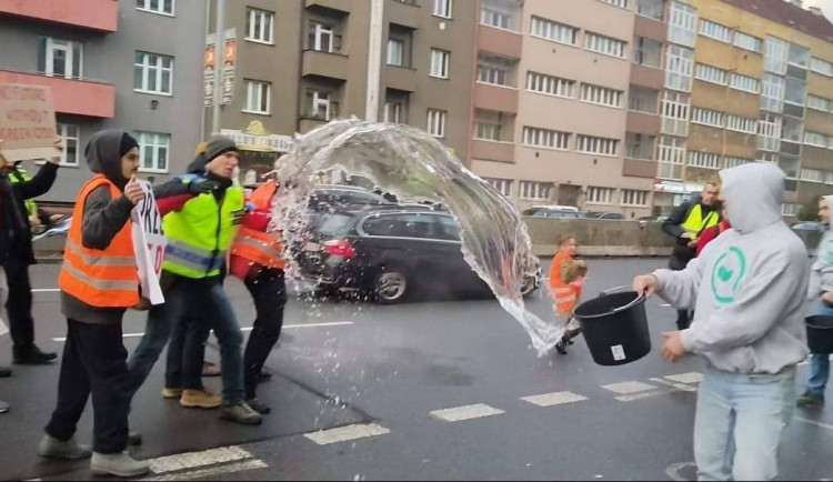 VIDEO: Aktivisté ze strany Svobodných polili vodou třicítkáře blokující dopravu