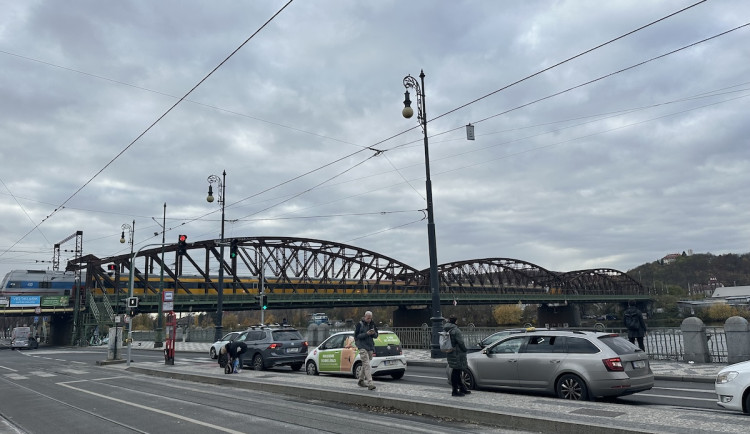 Středočeský kraj a dopravci žádají nový železniční most na pražské Výtoni
