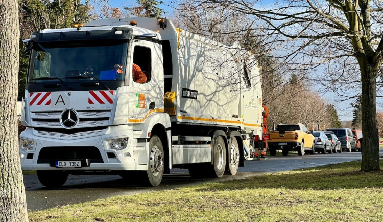 Pražští popeláři testují elektrickou kukačku. Je být tišší, stojí ale dvakrát víc než běžné vozy