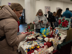 Boršč, svařák a řemeslné výrobky. Probíhá první ukrajinsko-český vánoční trh pro dobrou věc