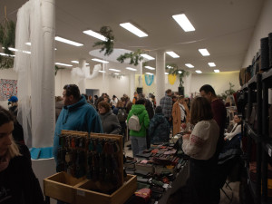 Boršč, svařák a řemeslné výrobky. Probíhá první ukrajinsko-český vánoční trh pro dobrou věc