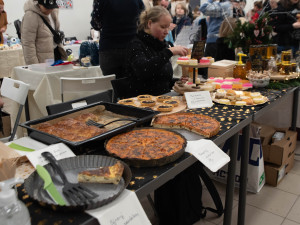 Boršč, svařák a řemeslné výrobky. Probíhá první ukrajinsko-český vánoční trh pro dobrou věc