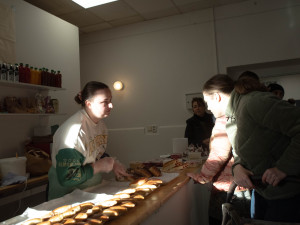 Boršč, svařák a řemeslné výrobky. Probíhá první ukrajinsko-český vánoční trh pro dobrou věc