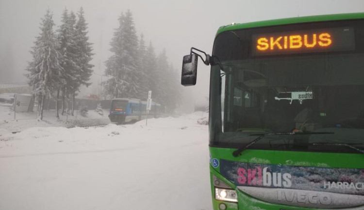 Z Hradce Králové opět pendlují do Orlických hor skibusy