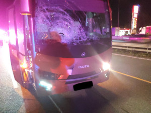 Autobus srazil na dálnici u Prahy chodce. Muž na místě zemřel
