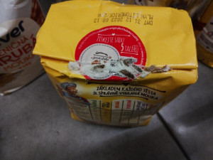 Billu v centru Prahy zamořil hmyz. Červi se prožrali moukou, cukrem i luštěninami